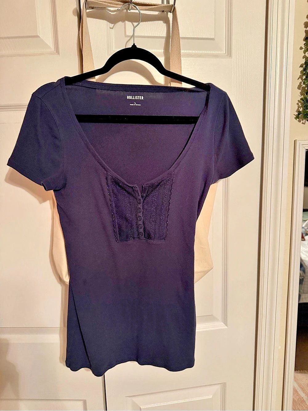 Hollister Short Sleeve Henley in Blue Large Like New
